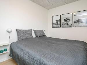 Postel nebo postele na pokoji v ubytování 6 person holiday home in Ringkøbing