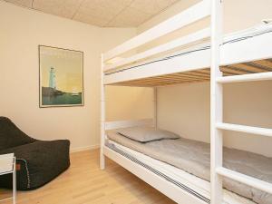 Postel nebo postele na pokoji v ubytování 6 person holiday home in Ringkøbing