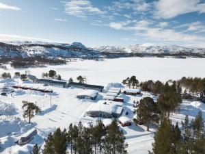 una vista aerea di un villaggio ricoperto di neve di Skoganvarre Villmark a Skoganvarre