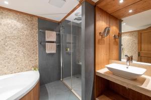 Ένα μπάνιο στο Chalet RoyAlp Hôtel & Spa