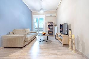 Televízia a/alebo spoločenská miestnosť v ubytovaní A 2 bedroom luxurious experience in Pagrati