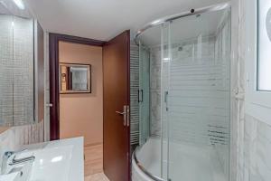 Kúpeľňa v ubytovaní A 2 bedroom luxurious experience in Pagrati + 37 fotografií