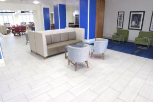 Posezení v ubytování Holiday Inn Express Seguin by IHG