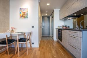 Kuchyň nebo kuchyňský kout v ubytování Dream Stay - Exclusive Apartment with Balcony by Seaside