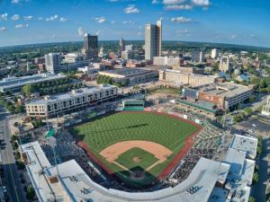 una vista aérea de un campo de béisbol en una ciudad en Candlewood Suites Fort Wayne - NW, an IHG Hotel, en Fort Wayne