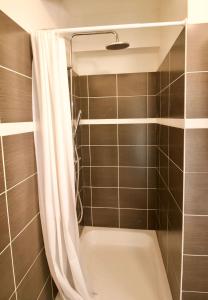 ein Badezimmer mit einer Badewanne mit Duschvorhang in der Unterkunft Splendid & cosy studio - perfect location 'Stephanie-Louise area' in Brüssel