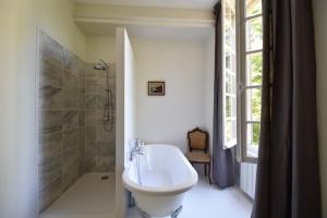 ein Bad mit einem Waschbecken, einer Dusche und einem WC in der Unterkunft Manoir de Plaisance in Benon