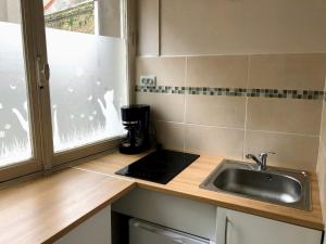 eine kleine Küche mit Spüle und Fenster in der Unterkunft Studio 2 pers en vieille ville parking gratuit - by La Source d'OrFée in Boulogne-sur-Mer