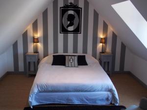 1 dormitorio con 1 cama blanca y 2 mesitas de noche en Domaine du Gué du Roi, en Cléry-Saint-André