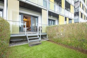 una casa con una escalera frente a un edificio en Mein Appartement Hürth Köln, en Colonia