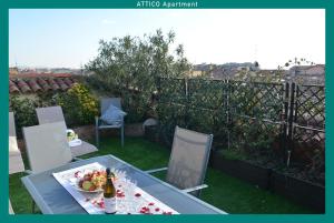 uma mesa e cadeiras com um prato de comida num quintal em Verona Relax & Stay em Verona