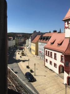 un coche está aparcado en una calle en una ciudad en Hotel Bairischer Hof, en Marktredwitz