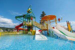 Nevis Resort & Aqua Park - All Inclusive في ساني بيتش: حديقة مائية فيها زحليقة مائية وزحاليق