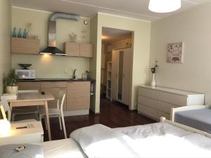 1 dormitorio con 1 cama y cocina con mesa en Roseni City Apartment, en Tallin