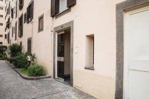 biały budynek z drzwiami na ulicy w obiekcie Silver Luxury Jacuzzi Suite Trastevere - Top Collection w Rzymie