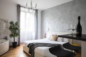 sypialnia z łóżkiem z kieliszkami do wina i wanną w obiekcie Silver Luxury Jacuzzi Suite Trastevere - Top Collection w Rzymie