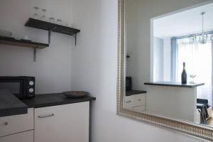 lustro w kuchni z blatem i kuchenką mikrofalową w obiekcie Silver Luxury Jacuzzi Suite Trastevere - Top Collection w Rzymie