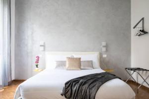 sypialnia z dużym białym łóżkiem w pokoju w obiekcie Silver Luxury Jacuzzi Suite Trastevere - Top Collection w Rzymie +3 zdjęcia