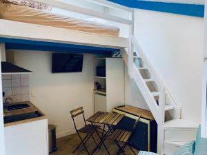 Fotografie z fotogalerie ubytování ECO STUDIOS mezzanine wifi piscine stationnement gratuit terrasse dans jardin v destinaci Rouen