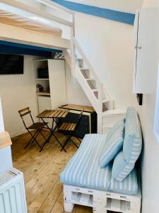 Posezení v ubytování ECO STUDIOS mezzanine wifi piscine stationnement gratuit terrasse dans jardin