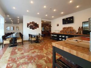 Hotel Pause في هوفهايم آم تاونوس: مطعم مع صالة طعام مع طاولات وكراسي
