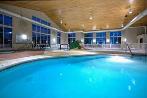 Poolen vid eller i närheten av Holiday Inn Express & Suites - Green Bay East, an IHG Hotel