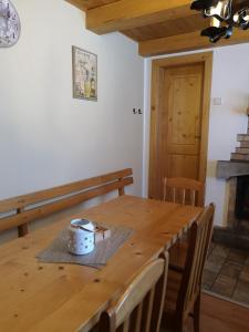 a wooden table with a pot on top of it at Penzion 108 - Herlíkovice in Vrchlabí