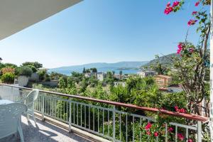 a balcony with a view of the ocean at villa nicol in Korinthos