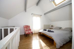 A bed or beds in a room at Rouen ECO LODGES maison entière avec terrasse dans jardin potager piscine parking
