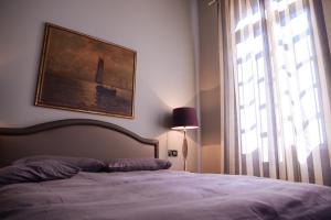 1 dormitorio con 1 cama y una foto en la pared en Ai tre cedri B&B, en Bolonia