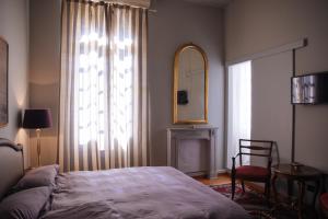 1 dormitorio con cama, espejo y ventana en Ai tre cedri B&B, en Bolonia