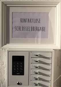 eine Mikrowelle mit einem Schild darüber in der Unterkunft Ferienwohnung Jolle in Bremerhaven