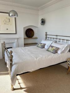 Un pat sau paturi într-o cameră la Beautiful 4 Bed Beach House
