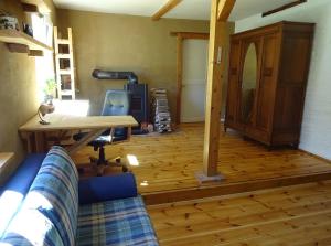 ein Wohnzimmer mit einem Sofa und einem Tisch in der Unterkunft Ferienhaus Lehmannsbrück in Wolfsberg