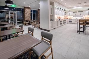 Reštaurácia alebo iné gastronomické zariadenie v ubytovaní Hyatt Place Bakersfield