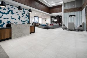ベーカーズフィールドにあるHyatt Place Bakersfieldの受付デスクと椅子のあるオフィスロビー