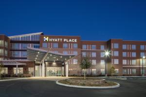 ベーカーズフィールドにあるHyatt Place Bakersfieldの夜間看板が貼られた大きな建物