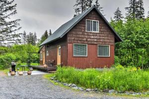 スワードにあるSecluded Seward Home Patio, 2 Mi to Kenai Fjords!の玄関付きの褐色の屋根