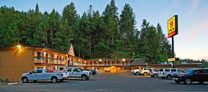 un aparcamiento frente a un hotel con coches aparcados en National 9 Inn - Placerville, en Placerville