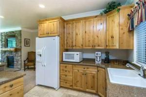 Cuisine ou kitchenette dans l'établissement 1 Bedroom Vacation Rental on the Shores of Pineview Reservoir,LS15A