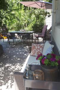 eine Terrasse mit einem Sofa, einem Tisch und Stühlen in der Unterkunft Green Leaf in Rijeka