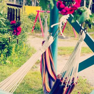 Smøla的住宿－Eco Camp Norway，两个吊床绑在公园的一根杆上
