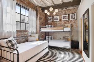Tempat tidur susun dalam kamar di Luxury Arts District Apartments