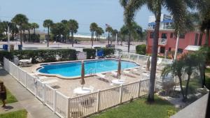 Vista sulla piscina di Gulf Winds Resort by Travel Resort Services o su una piscina nei dintorni