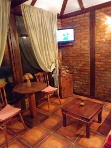 ein Zimmer mit Tisch und Stühlen und einem Fenster in der Unterkunft Drinska Tajna in Bajina Bašta