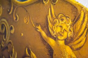 um close-up de um vaso de ouro com uma mão em Amargosa Opera House & Hotel em Death Valley Junction