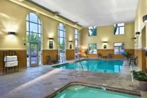 einen Innenpool in einem Gebäude mit einem Pool in der Unterkunft Oxford Suites Boise in Boise