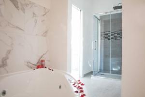 O baie la Pink Intimate Jacuzzi Suite Trastevere - Top Collection