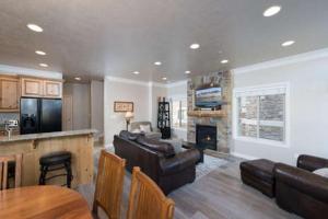 2 Bedroom Luxury Condo near Pineview and Snowbasin - Sleeps 4 LS 43A