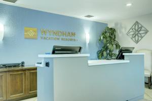 uma vista para um escritório de resorts de férias em Wyndham em Club Wyndham Orlando International em Orlando